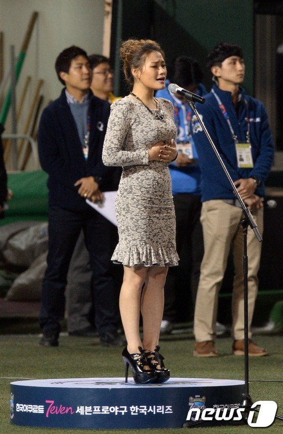 (서울=뉴스1) 허경 기자 = 7일 오후 서울 목동야구장에서 열린 2014 한국야쿠르트 세븐 프로야구 한국시리즈 3차전 삼성 라이온즈와 넥센 히어로즈의 경기에서 가수 손승연이 애국 …