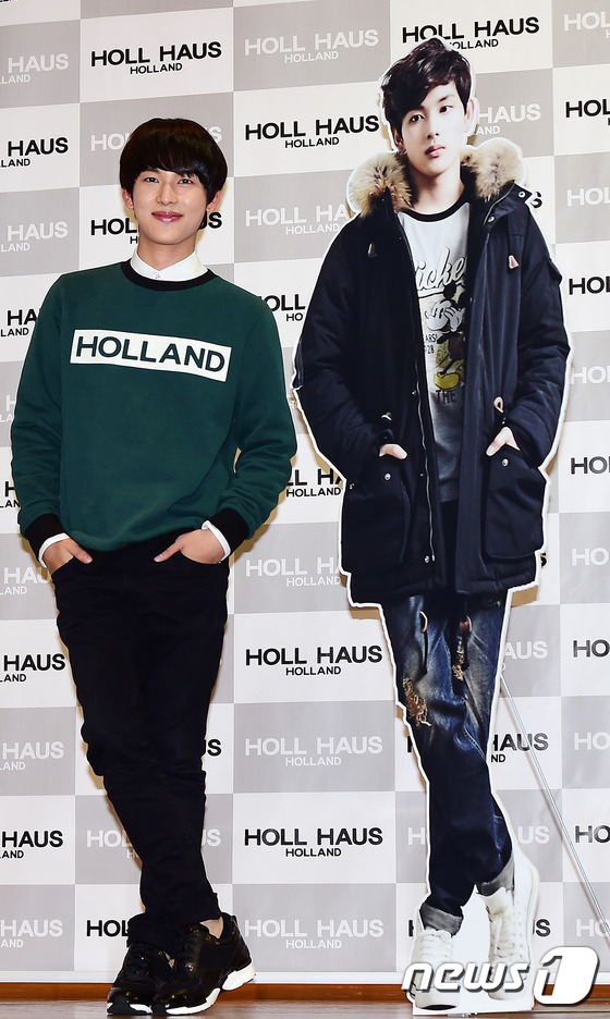 (서울=뉴스1스포츠) 권현진 기자 = 배우 임시완이 7일 오후 서울 천호 현대백화점에서 열린 ‘홀하우스 팬사인회’에 참석해 포즈를 취하고 있다.임시완은 최근 인기리에 방영되고 있는 …