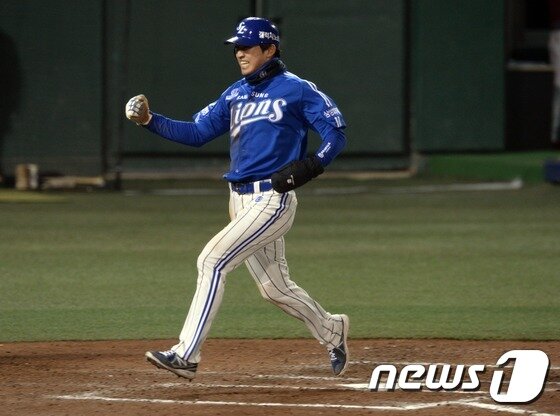 본문 이미지 - 삼성이 8일 2015년 선수단 연봉 협상을 마쳤다. 연봉 규모는 지난해보다 13% 증가했다. ⓒ News1 DB