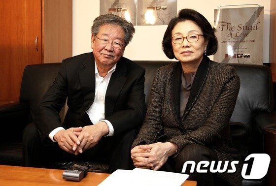 본문 이미지 - 지난 2014년 11월 7일 서울 여의도 영산아트홀에서 열린 제10회 사랑의 달팽이 클라리넷 앙상블 정기연주회에 김민자 회장과 남편인 탤런트 최불암 씨가 참석하고 있다. 사랑의 달팽이 클라리넷 앙상블 정기연주회는 선천적인 청각 장애를 안고 태어난 어린이들이 인공와우 수술과 재활 프로그램을 통해서 다시 소리를 찾게 된 후, 클라리넷이라는 악기를 연주하며 자신의 소중한 삶을 아름답게 가꾸어 나가기 위해 마련된 무대다. (사랑의 달팽이 제공. 재판매 및 DB 금지) 2014.11.7 ⓒ 뉴스1