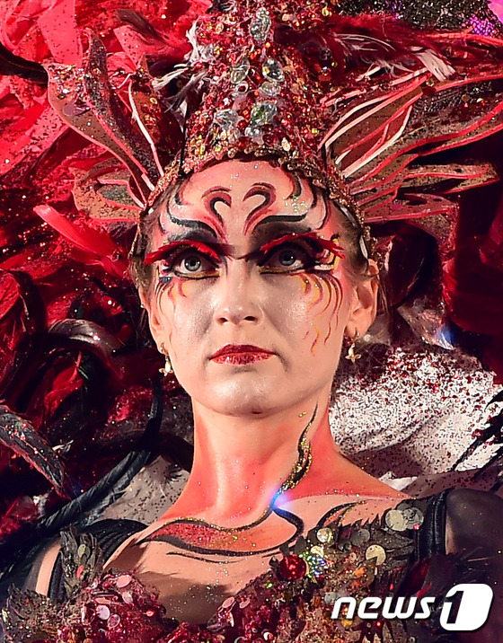 (서울=뉴스1스포츠) 권현진 기자 = 8일 오후 서울 코엑스 D2홀에서 열린 ‘아시아 美 페스티벌 I 뷰티 콘테스트’ 환타지 메이크업 종목에 출전한 \'미용학원 아름다운 사람들\' …