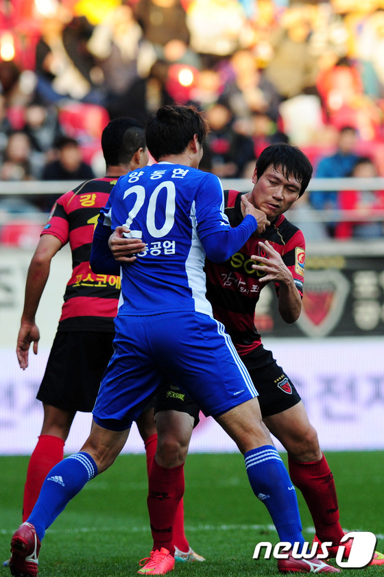 (포항=뉴스1) 최창호 기자 = 9일 경북 포항스틸야드에서 열린 현대오일뱅크 K리그 클래식 2014 포항스틸러스와 울산 현대 경기 전반 포항 김태수가 울산 양동현과 몸싸움을 하고 …