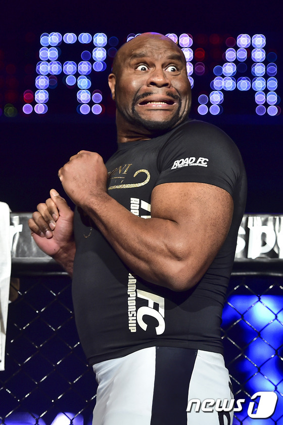 (서울=뉴스1스포츠) 김진환 기자 = 격투기 선수 밥샵이 9일 오후 서울 올림픽홀에서 열린 ‘로드FC 019’에서 익살스러운 표정을 짓고 있다.이날 '로드FC 019'는 이둘희-후 …