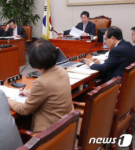 (서울=뉴스1) 오대일 기자 = 1일 서울 여의도 국회에서 열린 외교통일위원회 전체회의에서 유기준 위원장과 여야 의원들이 국제연합 레바논 평화유지군 파견연장 동의안, 남수단 임무단 …