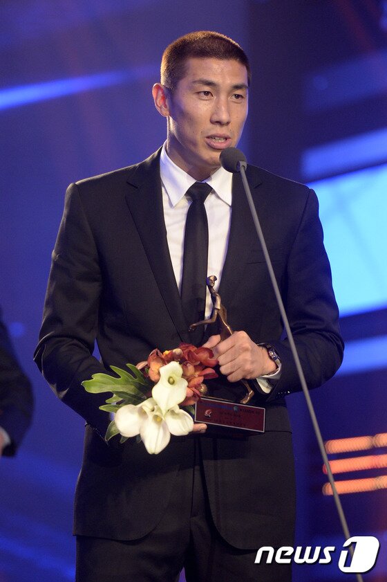 본문 이미지 - FC서울 차두리가 1일 오후 서울 서대문구 홍은동 그랜드힐튼호텔 컨벤션센터에서 열린 2014 현대오일뱅크 K리그 시상식에서 K리그 클래식 베스트 11 수비수 부문상을 받은 후 소감을 말하고 있다. 2014.12.1/뉴스 ⓒ News1 안은나 기자
