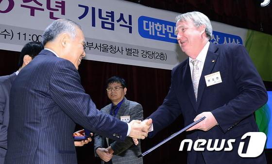 현병철 국가인권위원장이 10일 오전 서울 정부서울청사 별관에서 열린 &#39;세계인권선언 제66주년 기념식&#39;에서 연세대 의과대학 인요한 교수에게 대한민국 인권상 근정훈장을 수여하고 있다. 지난 1948년 12월10일 유엔 총회에서 채택된 세계인권선언은 인간으로서의 존엄과 가치 실현을 위해 모든 사람과 국가에 대한 공통기준으로 선포됐다. 2014.12.10/뉴스1 ⓒ News1 박지혜 기자