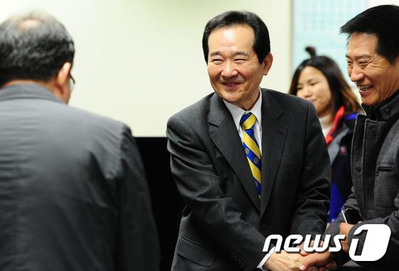 (전주=뉴스1) 김대웅 기자 = 새정치민주연합 정세균 의원이 10일 오후 전북 전주시 전북도의회 기자실을 방문해 기자들과 인사를 나누고 있다.2014.12.10/뉴스1