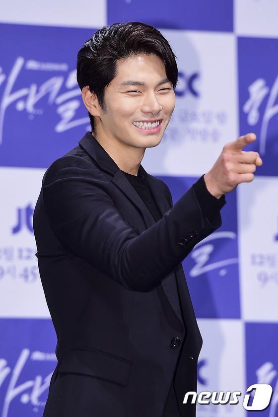 (서울=뉴스1스포츠) 김진환 기자 = 꼭 채널 고정하세요~ 배우 이이경이 10일 오후 서울 중구 호암아트홀에서 열린 JTBC 드라마 ‘하녀들’ 제작발표회에 참석해 매력을 발산하고 …