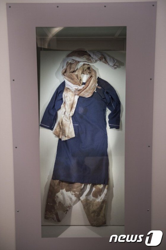 본문 이미지 - 노르웨이 오슬로의 노벨평화센터에 전시된 말랄라 유사프자이의 교복. 교복에는 말랄라가 지난 2012년 탈레반에게 총격을 받았을 때 흘린 피의 흔적이 그대로 남아있다.ⓒ AFP=뉴스1