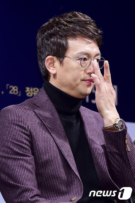 (서울=뉴스1스포츠) 김진환 기자 = 지적인 남자로 보이나요? 배우 김정태가 11일 오전 서울 압구정 CGV에서 열린 영화 '내 심장을 쏴라'(감독 문제용) 제작보고회에서 안경을 …