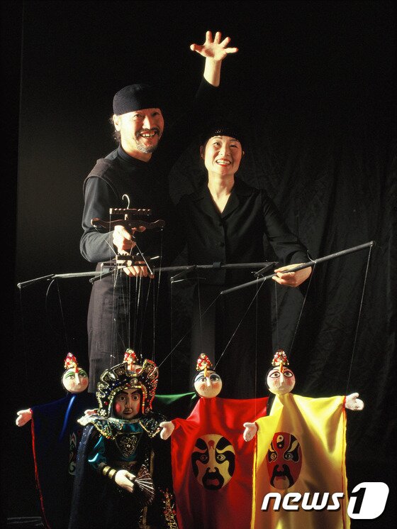 본문 이미지 - 24일부터 31일까지 광주에서 유럽정통 마리오네크 &acute;목각인형 콘서터&acute;를 공연할 극단 보물 김종구 대표(왼쪽)와 그의 아내./사진제공=극단 보물ⓒ News1