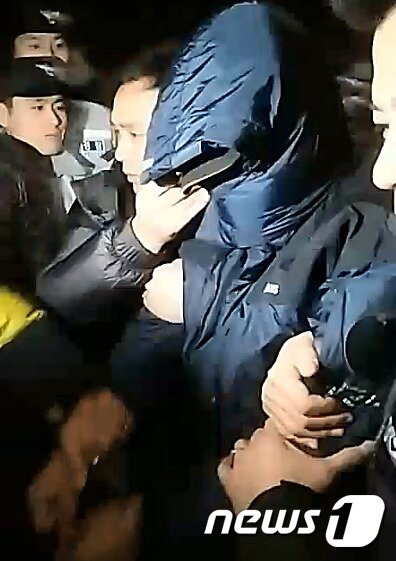 본문 이미지 - 경찰이 12일 오전 0시10분께 "팔달산 장기 없는 토막시신 사건"의 유력한 용의자를 검거해 수원서부경찰서로 압송하고 있다. 용의자는 현재 묵비권을 행사 중인 것으로 전해졌다. 경찰은 이날 수원천에서 발견된 검은색 비닐봉투 안에 있던 살점이 팔달산에서 발견된 시신과 동일인임을 확인했다. (경기일보 제공) 2014.12.12/뉴스1 ⓒ News1 김영진 기자