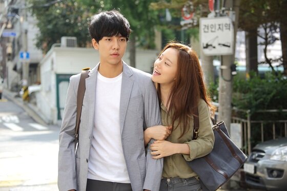 본문 이미지 - 영화  '오늘의 연애'가 '남녀간의 썸'에 대한 주제로 설문조사를 진행했다. ⓒ '오늘의 연애' 스틸컷