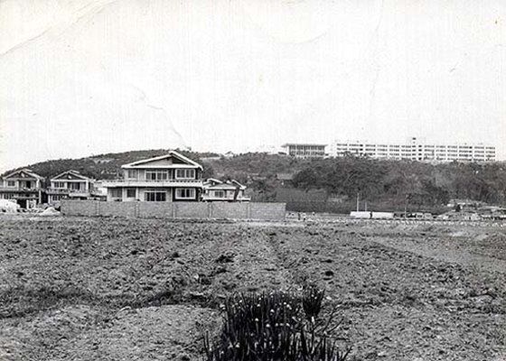 본문 이미지 - 1970년대 현 경기고등학교(오른쪽 흰색 건물) 