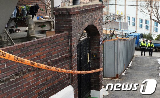 본문 이미지 - 12일 오후 경기도 수원 팔달산 토막살인 사건의 유력한 용의자가 거주한 것으로 알려진 수원의 한 다세대주택 앞에 경찰들이 경계근무를 서고 있다. 2014.12.12/뉴스1 ⓒ News1 김영진 기자