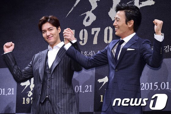 본문 이미지 - 배우 이민호와 김래원(오른쪽)이 지난 12일 오전 서울 압구정 CGV에서 열린 영화 ‘강남 1970’(감독 유하) 제작보고회에서 매력을 발산하고 있다. ⓒ News1 스포츠 / 김진환 기자