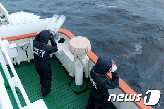 본문 이미지 - 지난 5일 해양경비안전본부(본부장 홍익태)이 러시아 베링 해역에서 발생한 501오룡호 침몰 사고와 관련해 파견한 동해해경 소속 5001함(삼봉호)이 13일 오전 7시 사고 해역에 도착, 수색과 구조 임무를 시작했다. (사진제공=동해해양경비안전서) 2014.12.13/뉴스1 ⓒ News1 서근영 기자