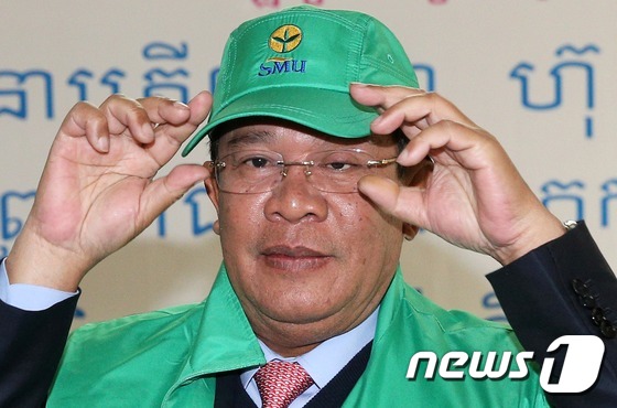 (성남=뉴스1) 오대일 기자 = 한·아세안 특별정상회의 참석차 방한한 훈센 (Hun Sen) 캄보디아 총리가 14일 경기도 성남시 분당구 율동 새마을운동중앙연수원을 방문해 심윤종 …