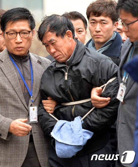 (서울=뉴스1) 김영진 기자 = 수원 팔달산 토막살인 사건의 피의자(박춘봉)가 13일 오후 경기도 수원지방법원으로 영장실질심사를 받기 위해 들어가고 있다. 2014.12.14/뉴스 …