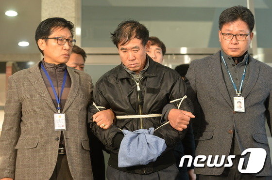 본문 이미지 - 수원 팔달산 토막살인 사건의 피의자(박춘봉)가 13일 오후 경기도 수원서부경찰에서 수원지방법원으로 영장실질심사를 받기 위해 이동하고 있다. 2014.12.14/뉴스1 ⓒ News1 김영진 기자