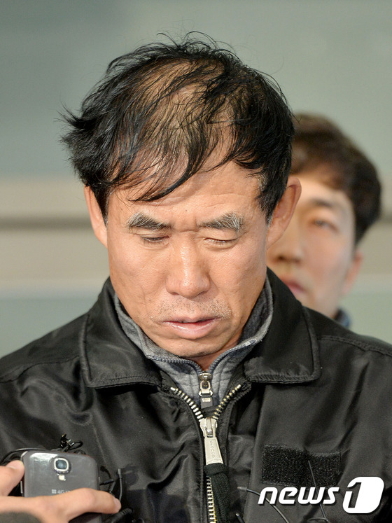 (수원=뉴스1) 김영진 기자 = 수원 팔달산 토막살인 사건의 피의자(박춘봉)가 13일 오후 경기도 수원서부경찰에서 수원지방법원으로 영장실질심사를 받기 위해 이동하고 있다. 2014 …