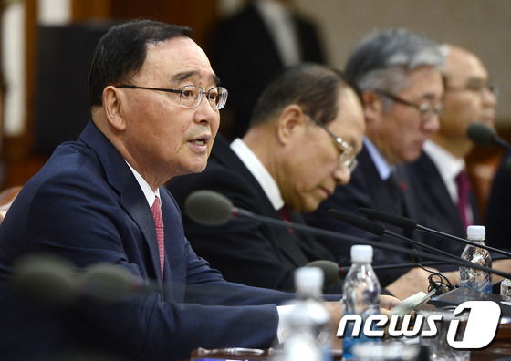 (서울=뉴스1) 안은나 기자 = 정홍원 국무총리가 16일 오전 서울 세종로 정부서울청사에서 열린 국무회의에서 모두발언을 하고 있다. 2014.12.16/뉴스1