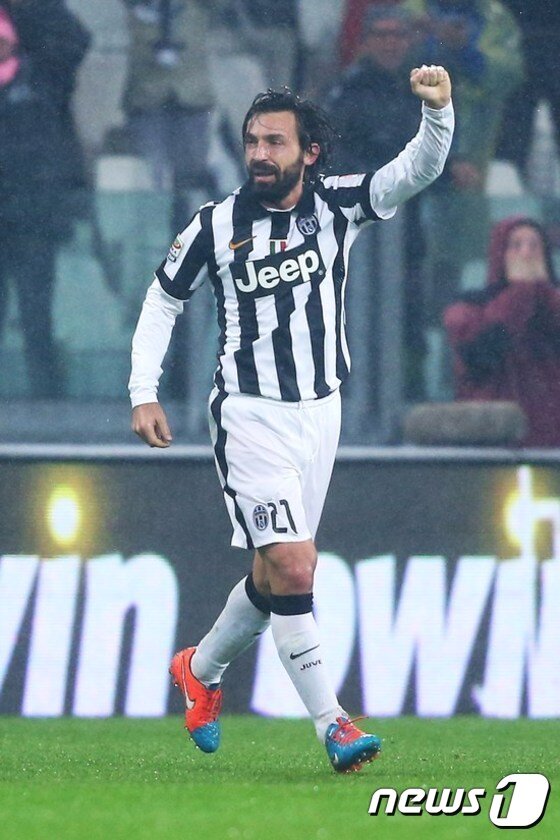 본문 이미지 - 안드레아 피를로가 세리에A 올해의 선수 3연패를 달성했다. 하지만 그의 3연속 수상에서 이탈리아 축구의 슬픈 현실을 볼 수 있었다. ⓒ AFP=News1