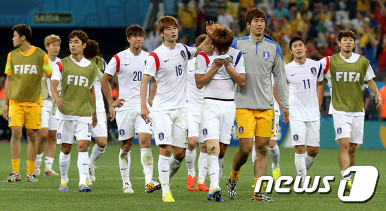 (서울=뉴스1) 박정호 기자 = 한국 축구 대표팀은 브라질월드컵 본선에서 1무 2패의 초라한 성적으로 조별리그 탈락의 수모를 맛봤다. 월드컵 본선을 1년 앞두고 급하게 대표팀을 맡 …