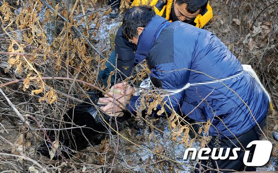 17일 오후 수원 팔달산 토막살인 피의자 박춘봉&#40;55·중국국적&#41;이 수원 팔달산에서 범행과정에 대한 현장검증을 하고 있다. 2014.12.17/뉴스1 ⓒ News1 김영진 기자