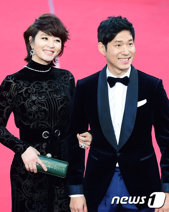 본문 이미지 - 배우 김혜수, 유준상(오른쪽)이 지난 17일 오후 서울 종로구 세종문화회관에서 열린 "제35회 청룡영화상"에서 레드카펫을 밟고있다. ⓒ News1 스포츠 / 권현진 기자