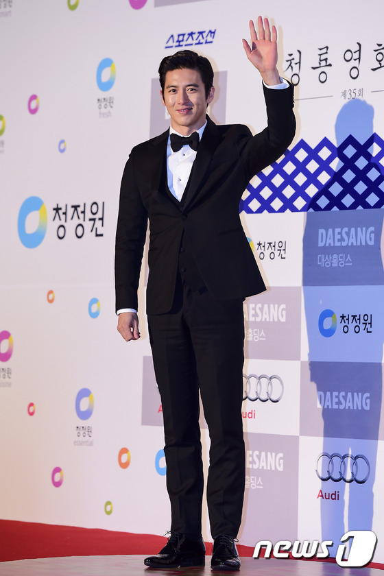 (서울=뉴스1스포츠) 김진환 기자 = 손인사 하는 다비드 고수~ 배우 고수가 17일 오후 서울 종로구 세종문화회관에서 열린 '제35회 청룡영화상'에서 포즈를 취하고 있다.