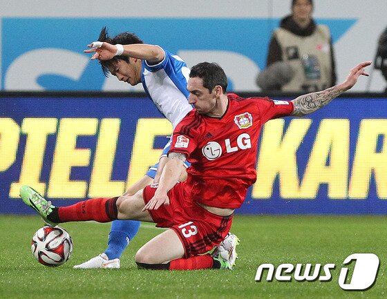 본문 이미지 - 호펜하임 김진수(왼쪽)가 18일 열린 레버쿠젠과의 경기에서 힐버트의 태클을 피해 돌파를 하고 있다.  ⓒ AFP=News1