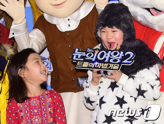 (서울=뉴스1스포츠) 권현진 기자 = 정웅인의 딸 소윤(왼쪽)이 18일 오후 서울 건대 롯데시네마에서 열린 애니메이션 '눈의 여왕2' VIP 시시회에서 마이크를 먹는 시늉을 하는 …