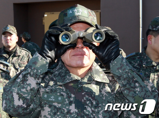 (파주=뉴스1) = 최윤희 합참의장이 18일 오후 경기도 파주 공군 관제대를 방문, 망원경을 이용해 전방을 살펴보고 있다. (사진공동취재단) 2014.12.18/뉴스1