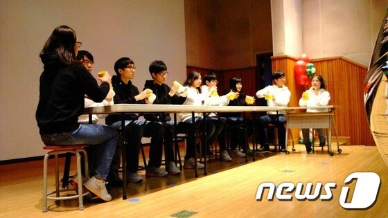 본문 이미지 - 메아리학교 청각장애인들이 차임벨을 통해 도레미송을 선보이고 있다.ⓒ News1 남미경 기자