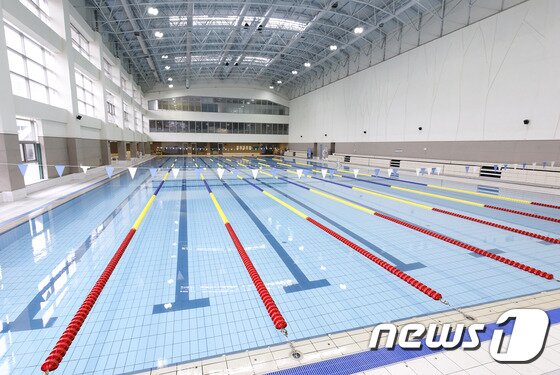 본문 이미지 - 울산대학교 아산스포츠센터에는 국제공인 규격의 수영장을 비롯해 헬스장, 골프연습장 등 종합 운동시설이 갖춰져 있어 학생들이 건강을 다지면서 면학에 열중할 수 있는 여건을 조성했다. (울산대학교 제공) ⓒ News1