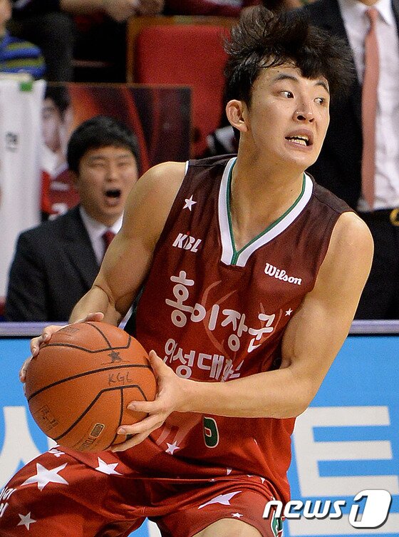 본문 이미지 - 19일 오후 경기도 안양실내체육관에서 열린 ‘2014-2015 KCC 프로농구’ 안양 KGC대 전주 KCC 경기에서 안양 강병현 선수가 공격을 시도하고 있다. 결과는 안양 75:72로 승리2014.12.19/뉴스1 ⓒ News1 김영진 기자