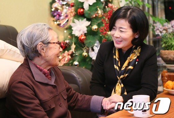 일본군 위안부 할머니 만나는 김희정 장관