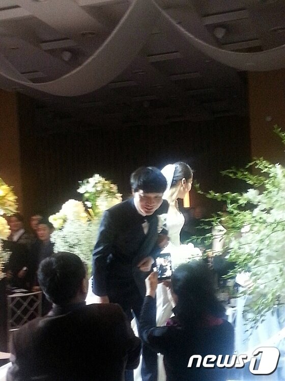 본문 이미지 - 방송인 신정환이 20일 오후 6시 서울 강남의 한 결혼식장에서 12세 연하의 여자친구와 백년가약을 맺었다. ⓒ News1
