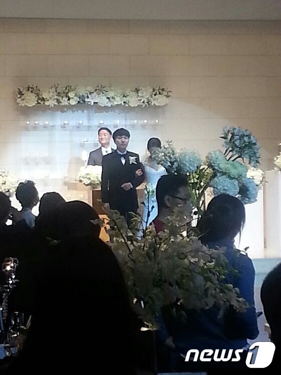 본문 이미지 - 신정환 결혼식에 탁재훈, 강호동 등 스타들이 대거 참석했다.  ⓒ News1 DB