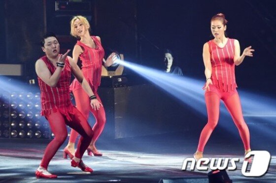 본문 이미지 - 싸이가 현아의 '빨개요'를 패러디했다. ⓒ News1 스포츠 / 김진환 기자