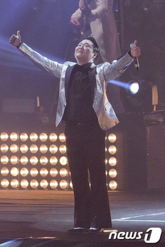 본문 이미지 - 싸이가 2014년 연말 콘서트에서 향후 가수로서의 계획을 공개했다. ⓒ News1 스포츠 / 김진환 기자