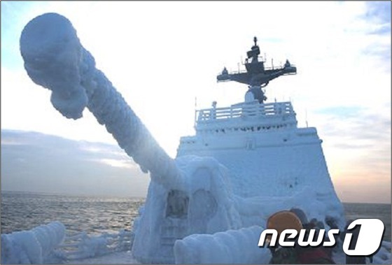 함포 꽁꽁 얼어붙은 최영함