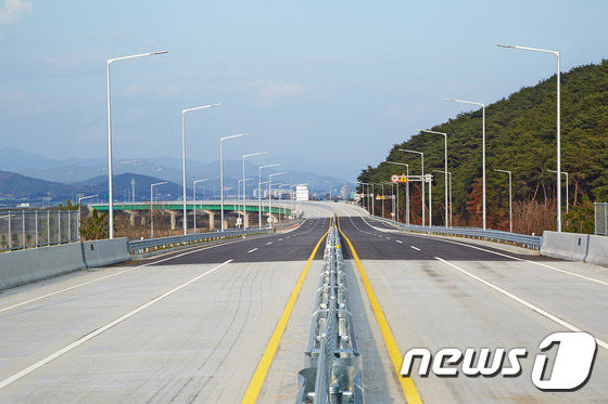 23일 개통 예정인 국도 17호선 도로.© News1