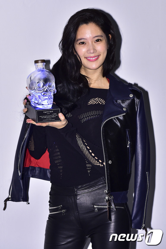 (서울=뉴스1스포츠) 김진환 기자 = 저와 함께 보드카 한잔 해요~ 방송인 클라라가 22일 오전 서울 강남구 청담동 비하이브에서 열린 ‘크리스탈 헤그 보드카’ 홍보대사 위촉식에서 …