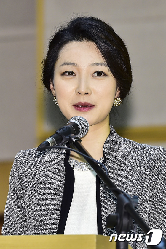 (서울=뉴스1스포츠) 김진환 기자 = 오늘 진행을 맡았어요~ 유지원 아나운서가 22일 오후 서울 영등포구 여의도동 KBS본관에서 열린 ‘2015 대개편 라디오 프로그램 설명회’에서 …