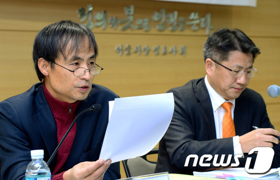 (서울=뉴스1) 박정호 기자 = 이재화 민주사회를위한변호사모임 사법위원장이 23일 오전 서울 서초동 변호사교육문화관에서 열린 헌법재판소의 통합진보당 해산 결정 등에 따른 긴급토론회 …