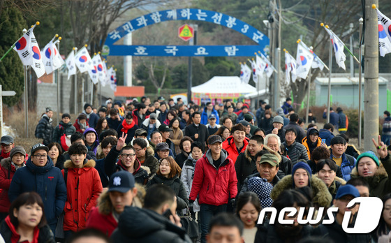 (의정부=뉴스1) 한재호 기자 = 23일 경기도 의정부시 용현동 306보충대대에서 입대를 앞둔 입영 장정과 가족, 친구들이 입영식을 위해 이동하고 있다. 60여년 동안 매주 화요일 …