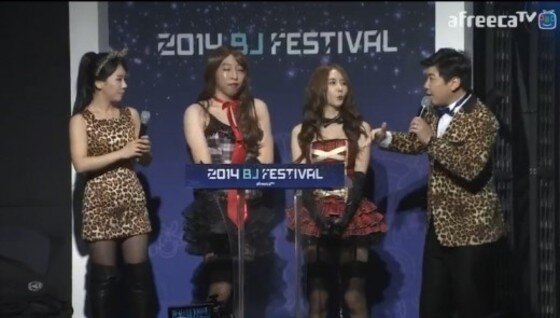 본문 이미지 - BJ효근과 대도서관이 '아프리카TV 시상식'에서 대상의 영예를 안았다. ⓒ 아프리카TV 캡처