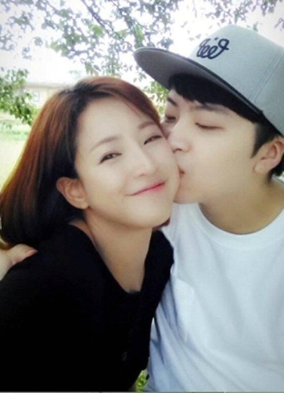 본문 이미지 - 배우 이신애가 '아프리카 시상식' 대상을 받은 BJ 효근의 아내로 알려졌다. ⓒ 이신애 페이스북 캡처